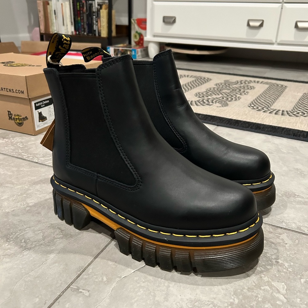 Dr. Martens Doc Martens Audrick Chelsea Black Boots - Picture 6 of 9